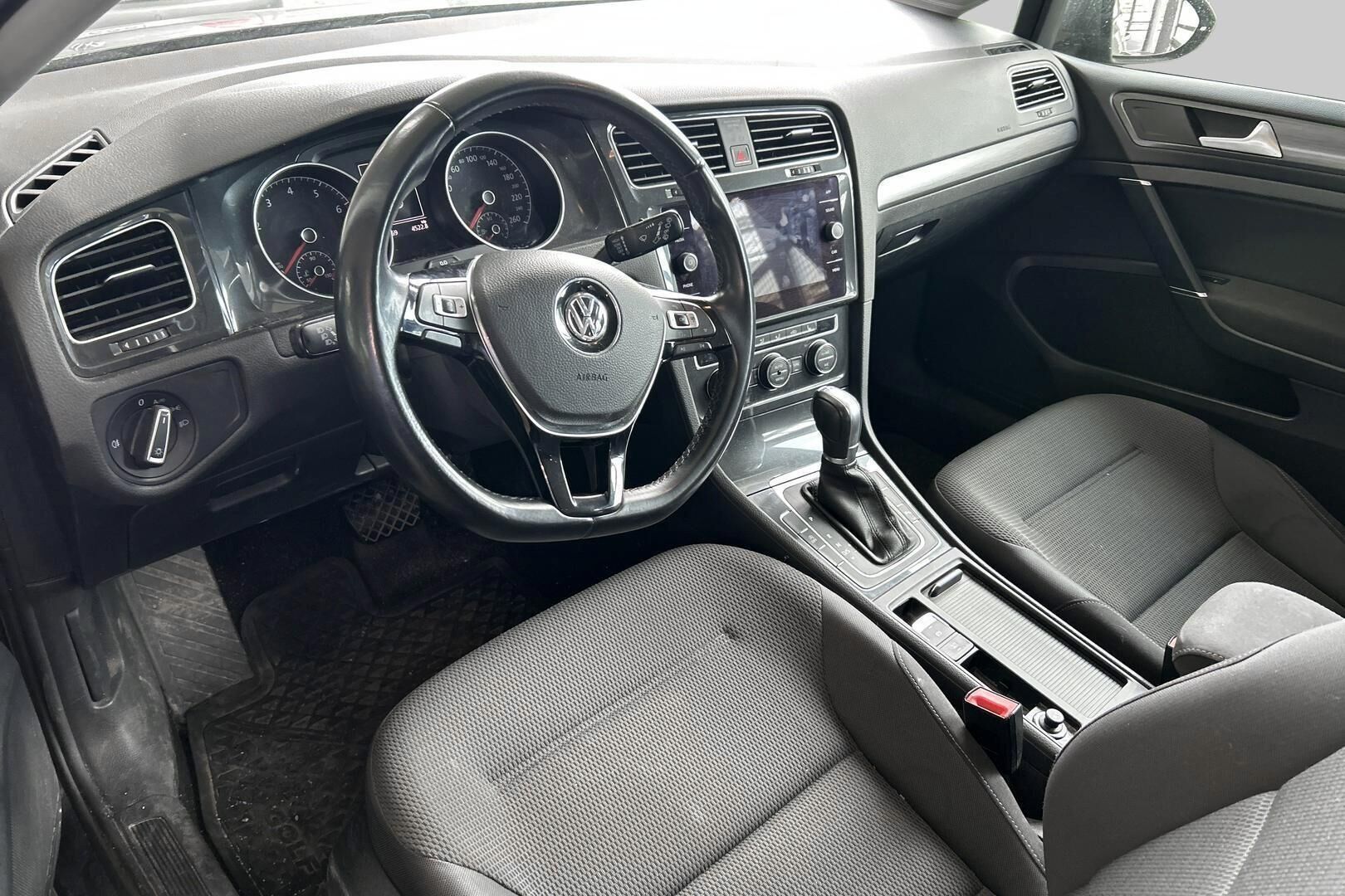Volkswagen Golf iso kuva 2