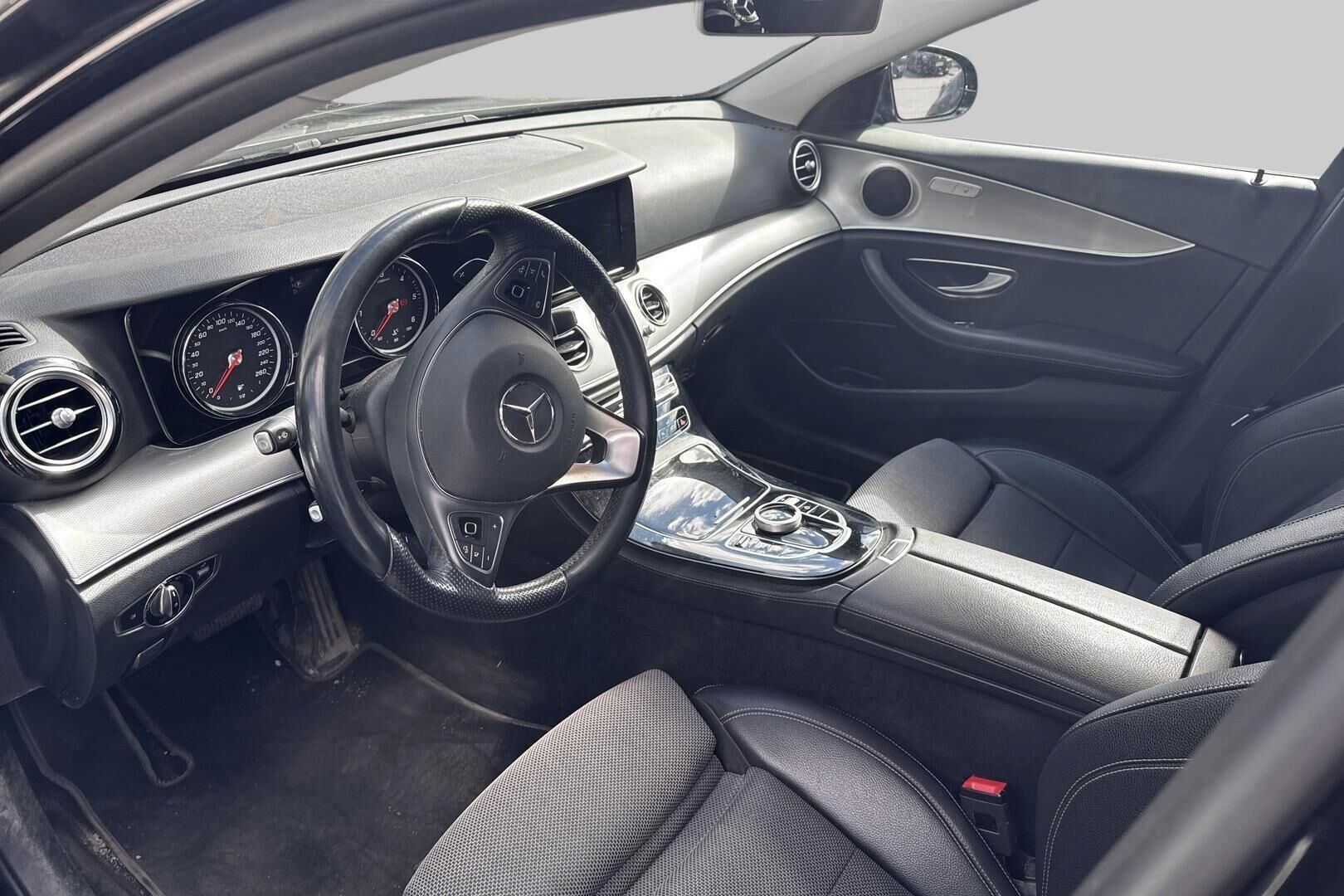 Mercedes-Benz E iso kuva 2