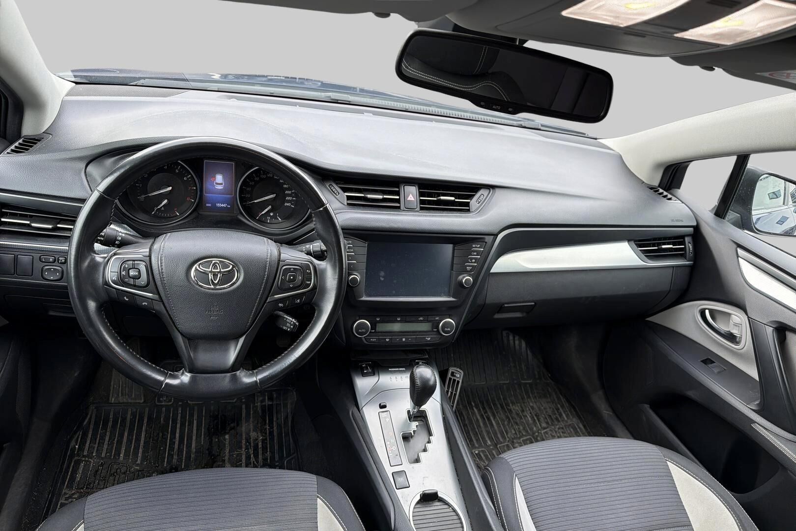Toyota Avensis iso kuva 1