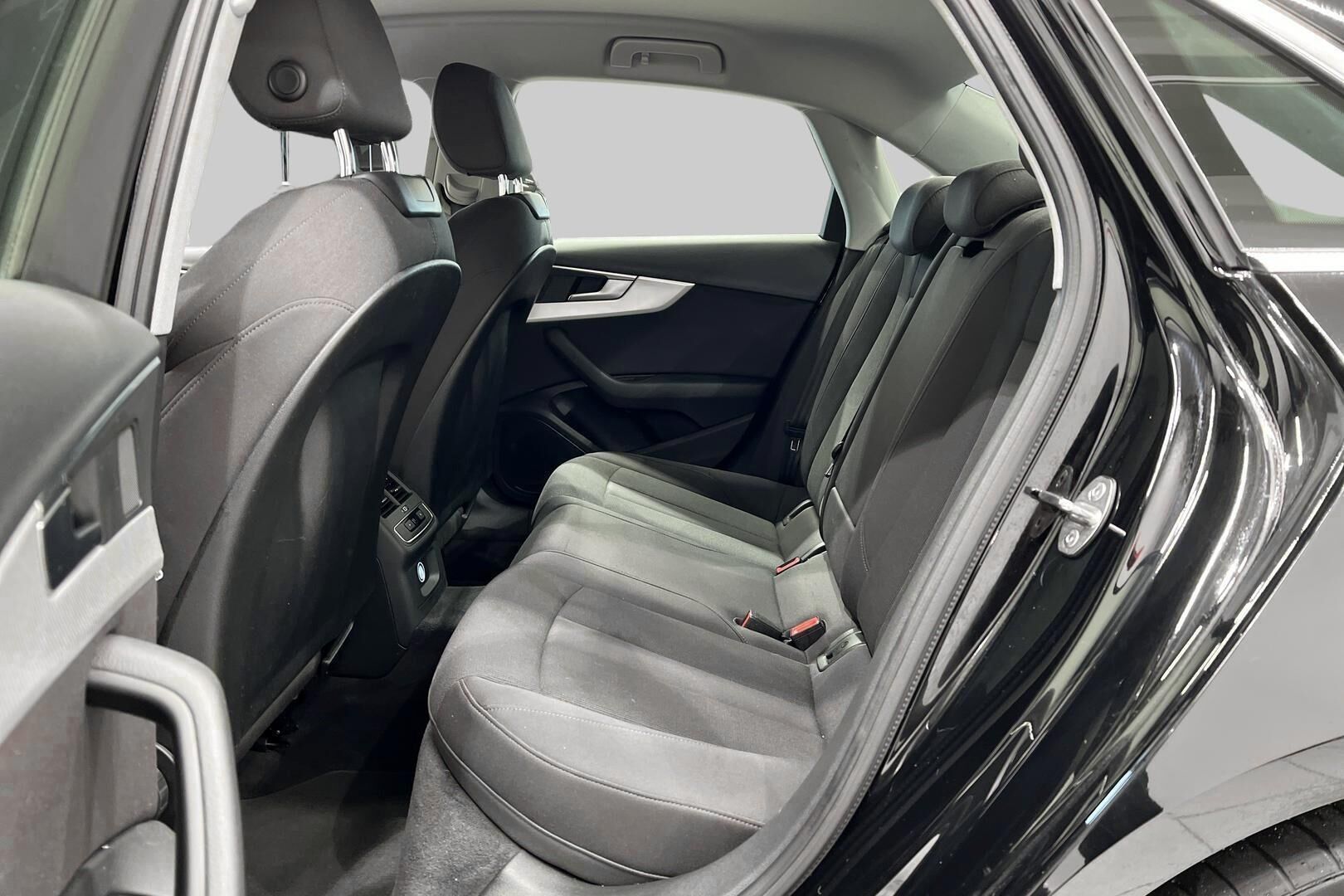 Audi A4 iso kuva 10