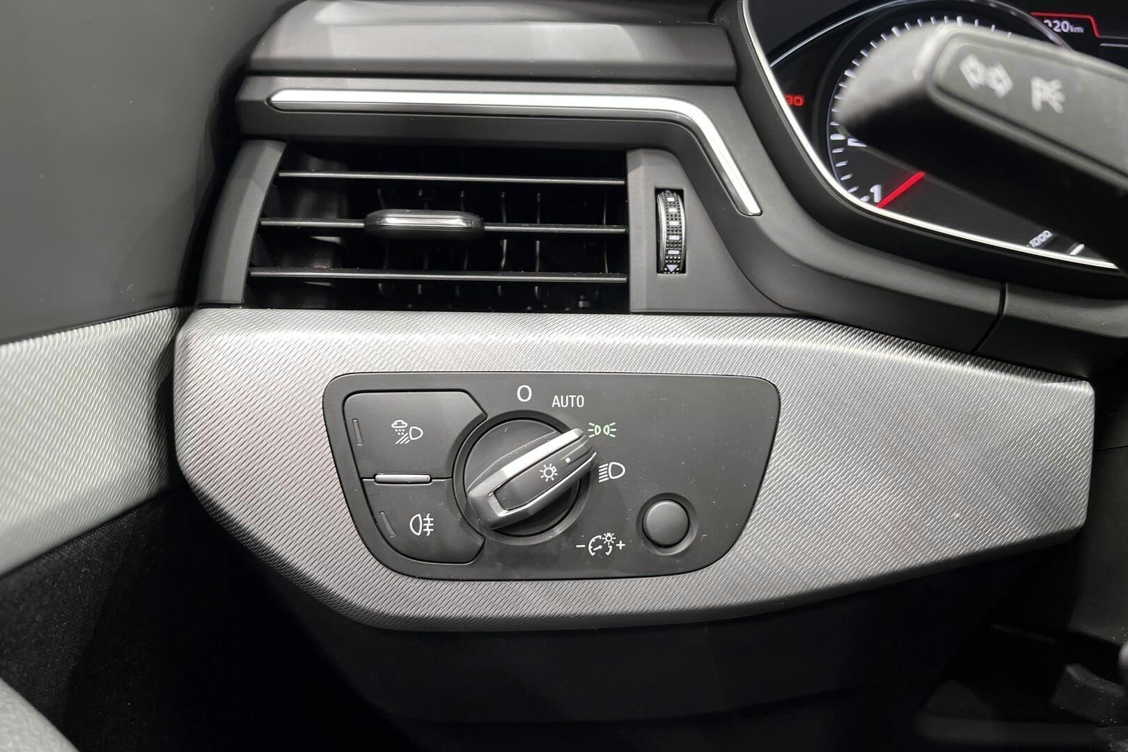 Audi A4 iso kuva 31