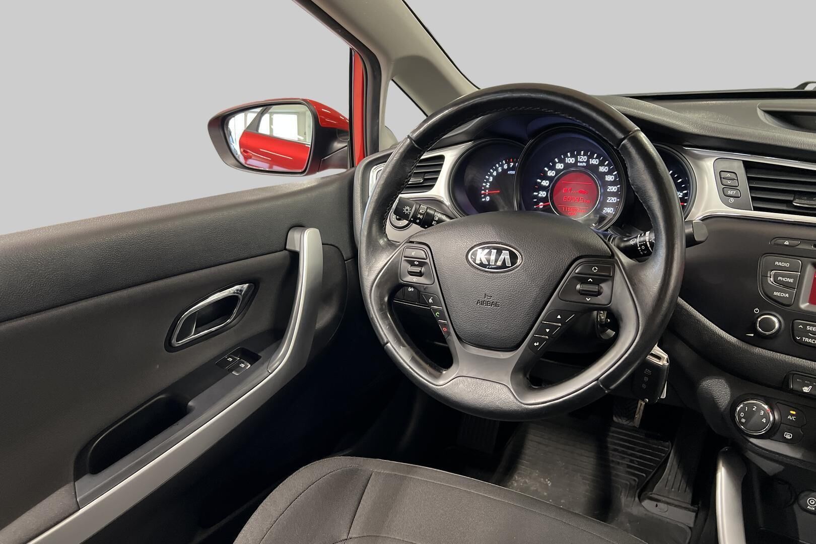 Kia cee'd iso kuva 23