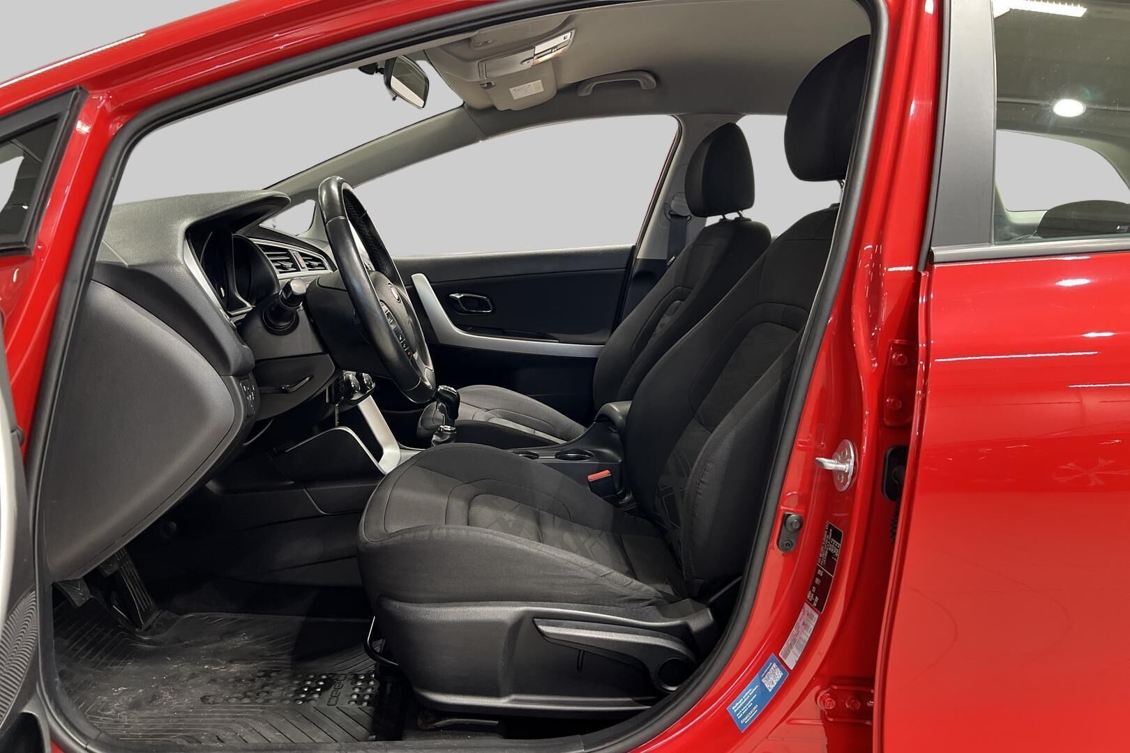 Kia cee'd iso kuva 9