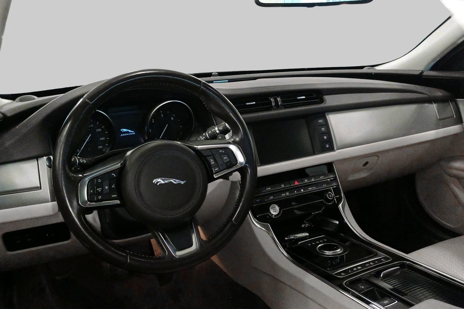 Jaguar XF iso kuva 2