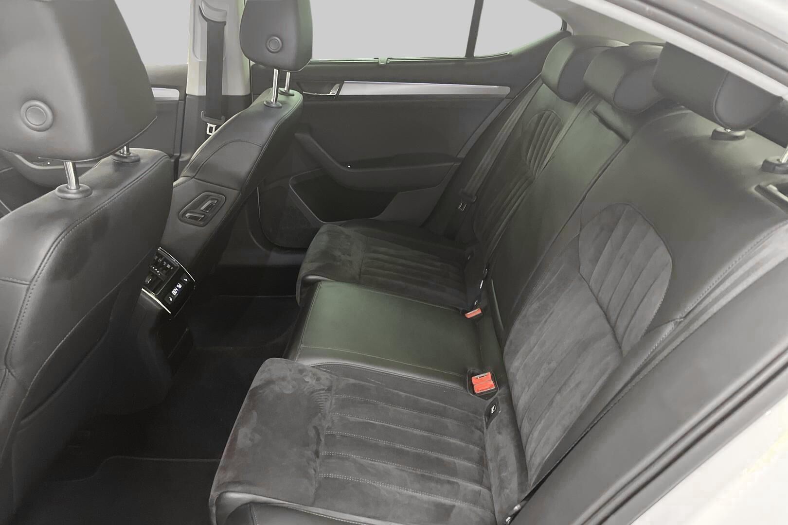 Skoda Superb iso kuva 9