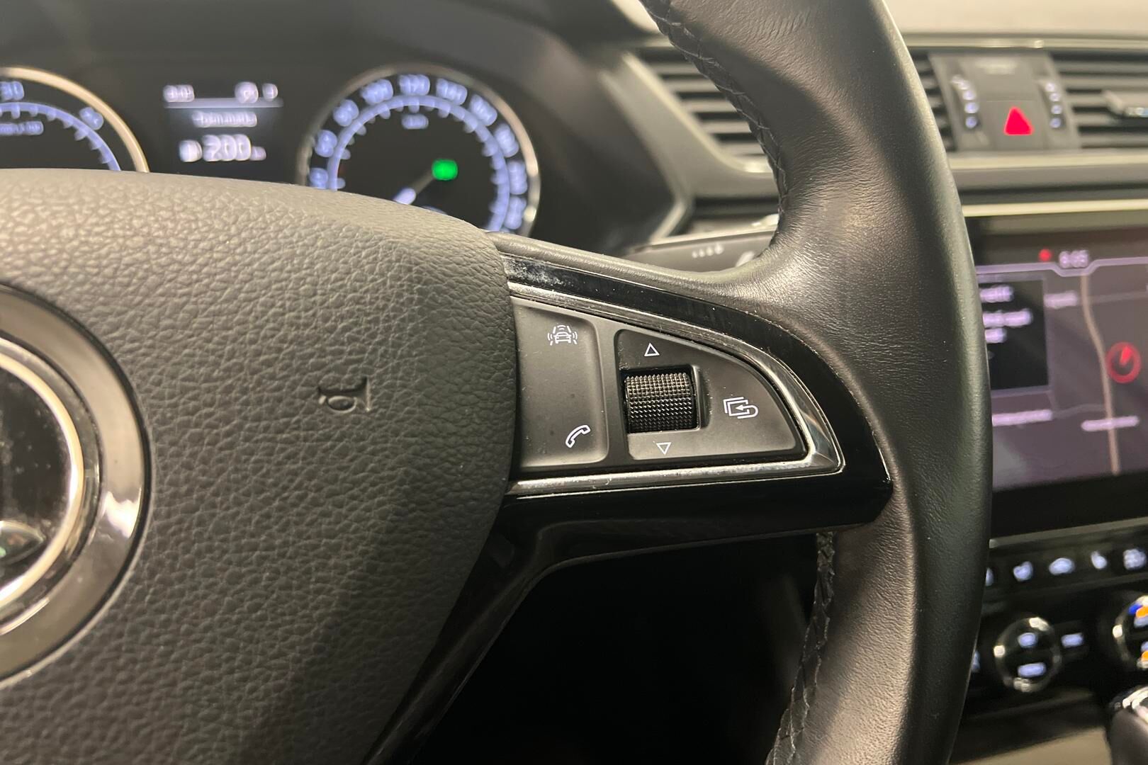 Skoda Superb iso kuva 16