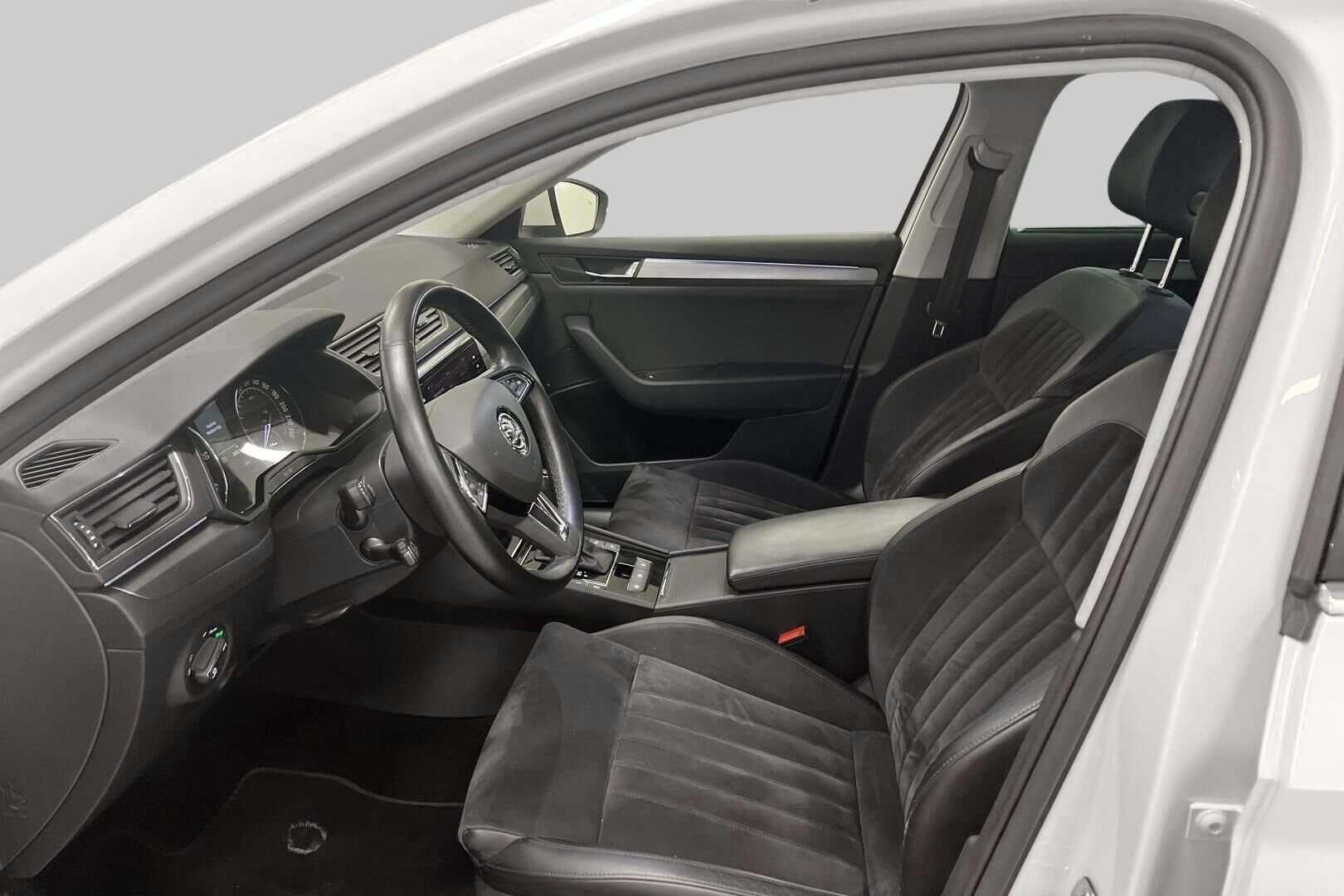 Skoda Superb iso kuva 8