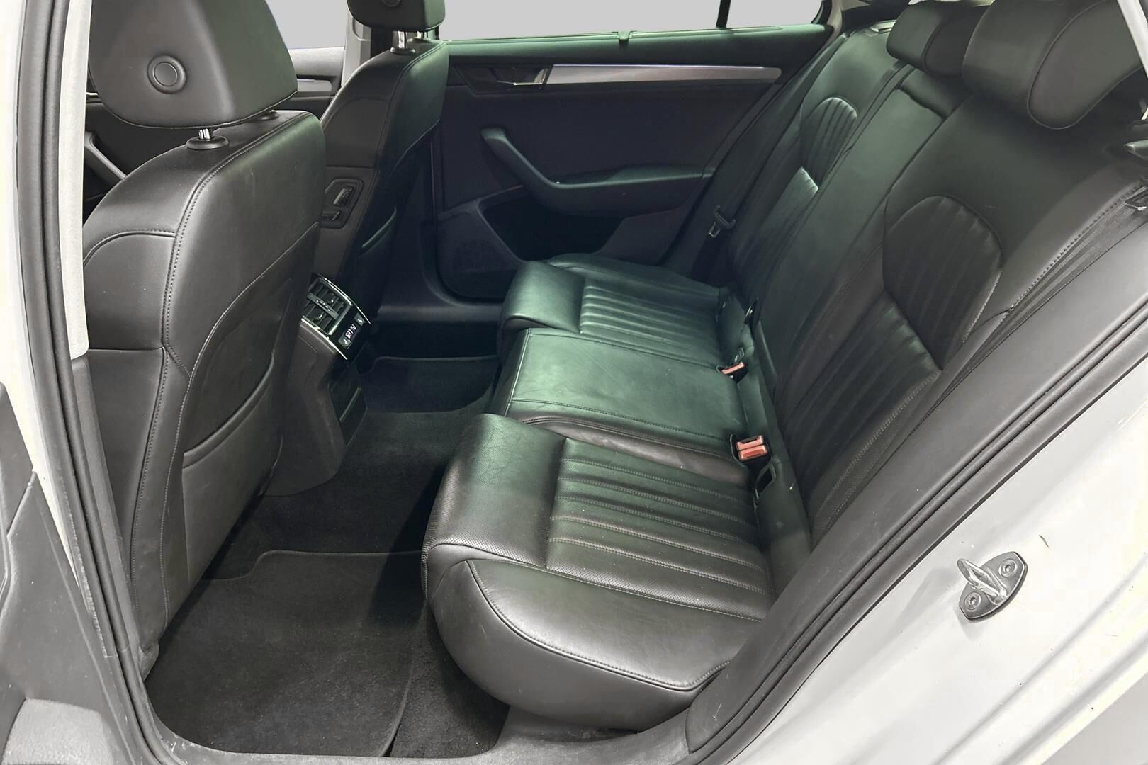 Skoda Superb iso kuva 10