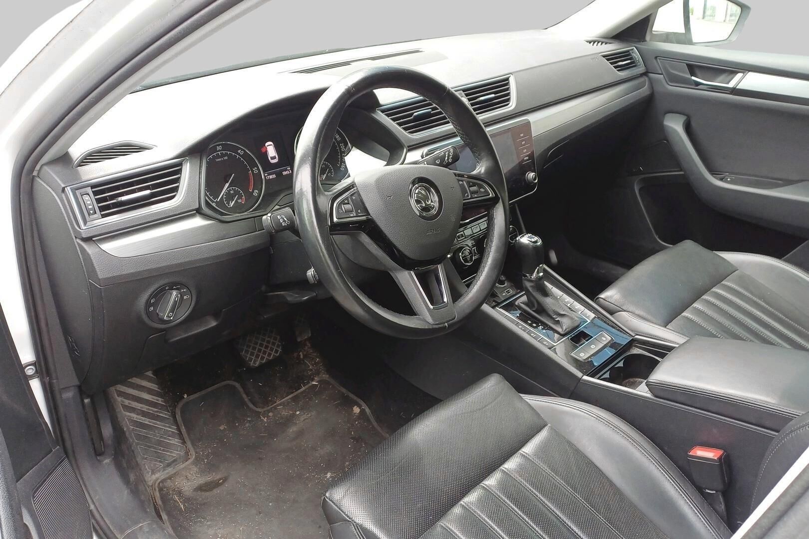 Skoda Superb iso kuva 2