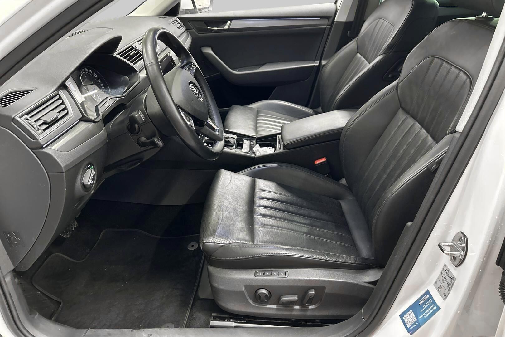 Skoda Superb iso kuva 9