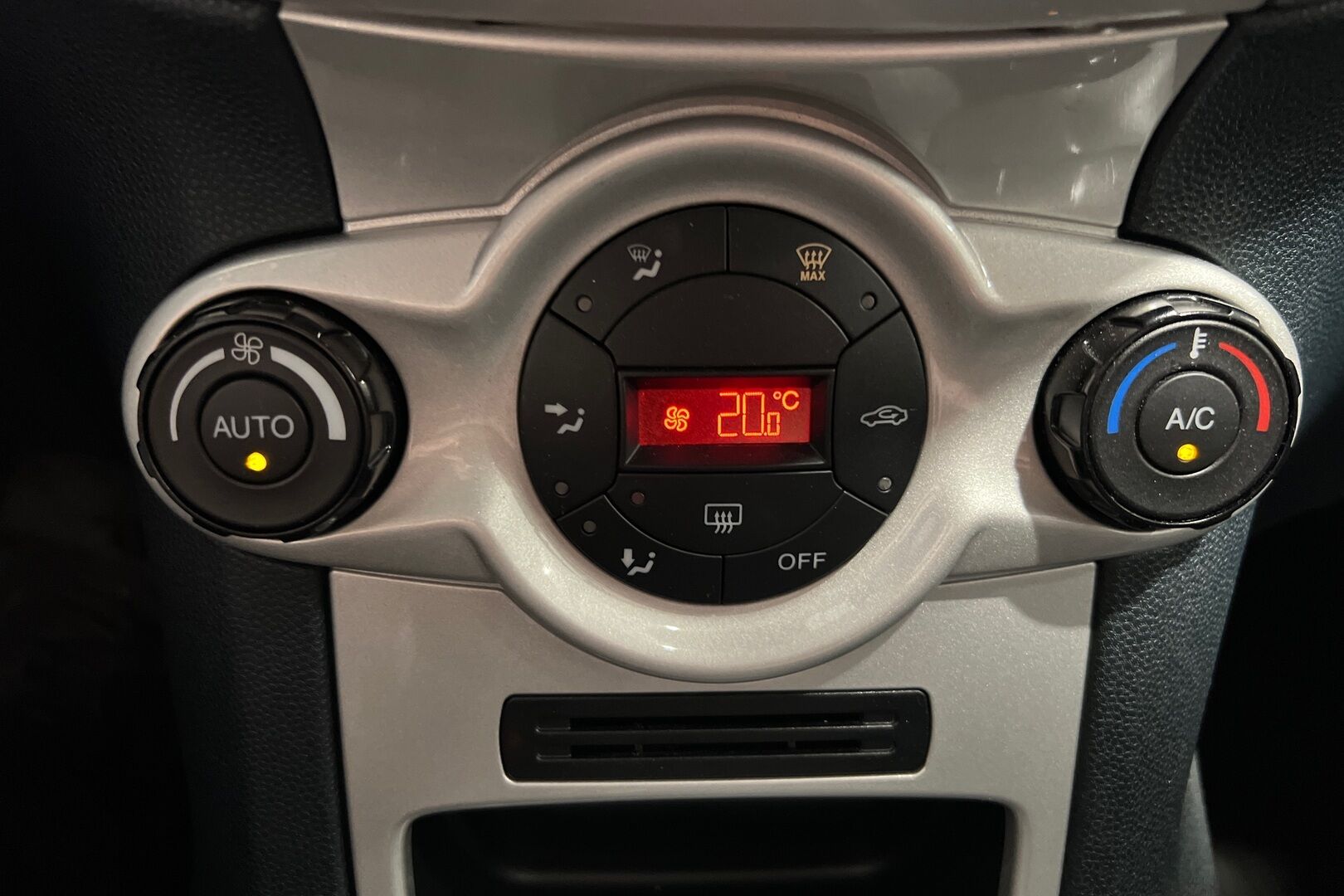 Ford Fiesta iso kuva 14