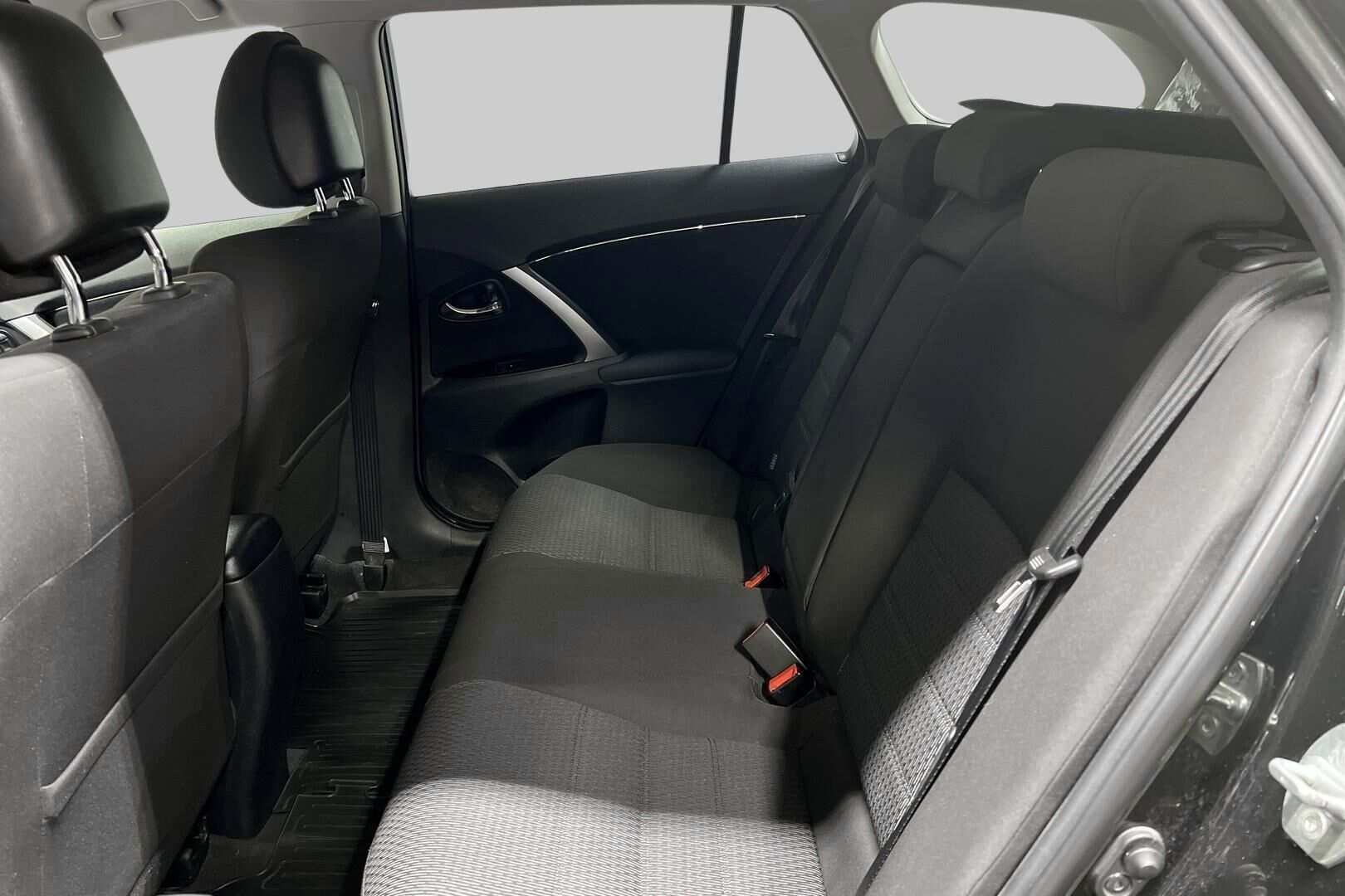 Toyota Avensis iso kuva 10