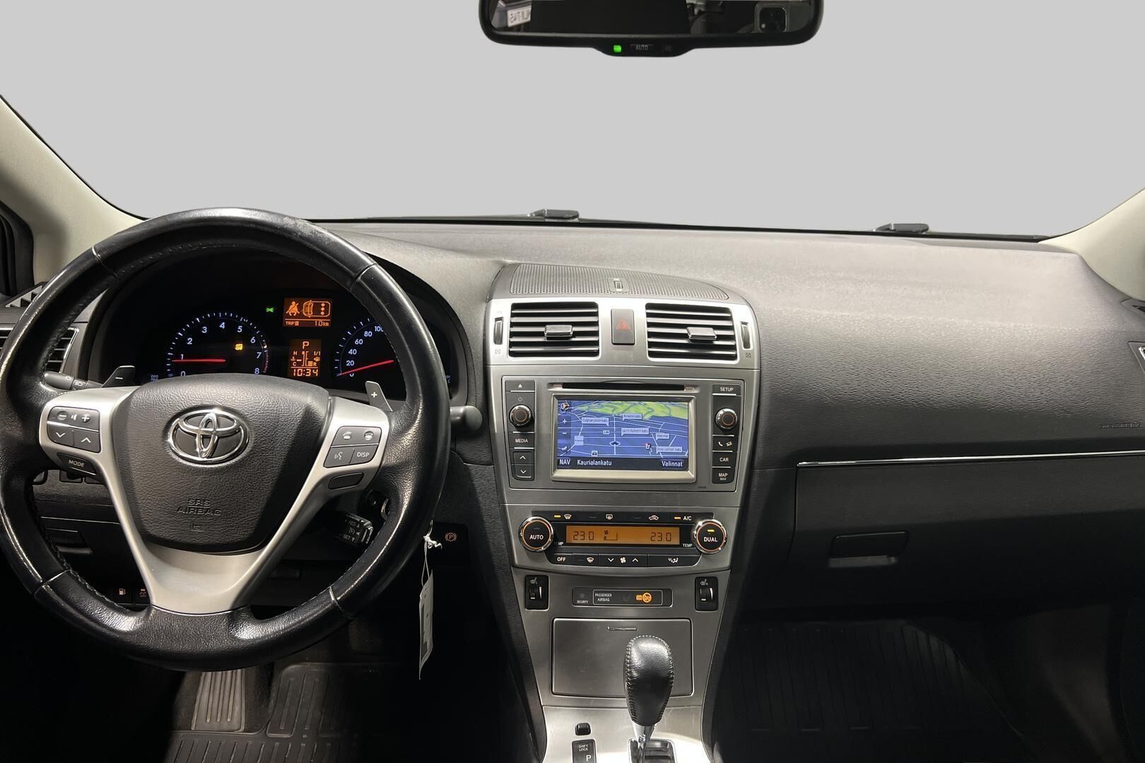 Toyota Avensis iso kuva 11