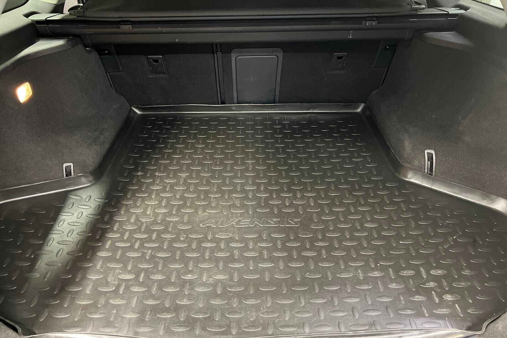 Toyota Avensis iso kuva 12