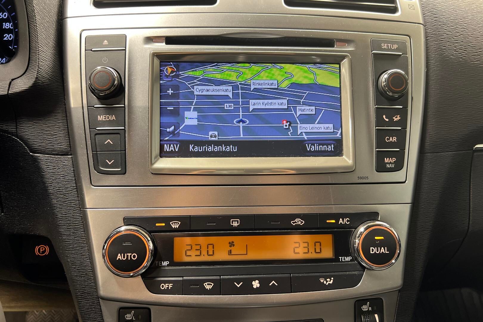 Toyota Avensis iso kuva 15