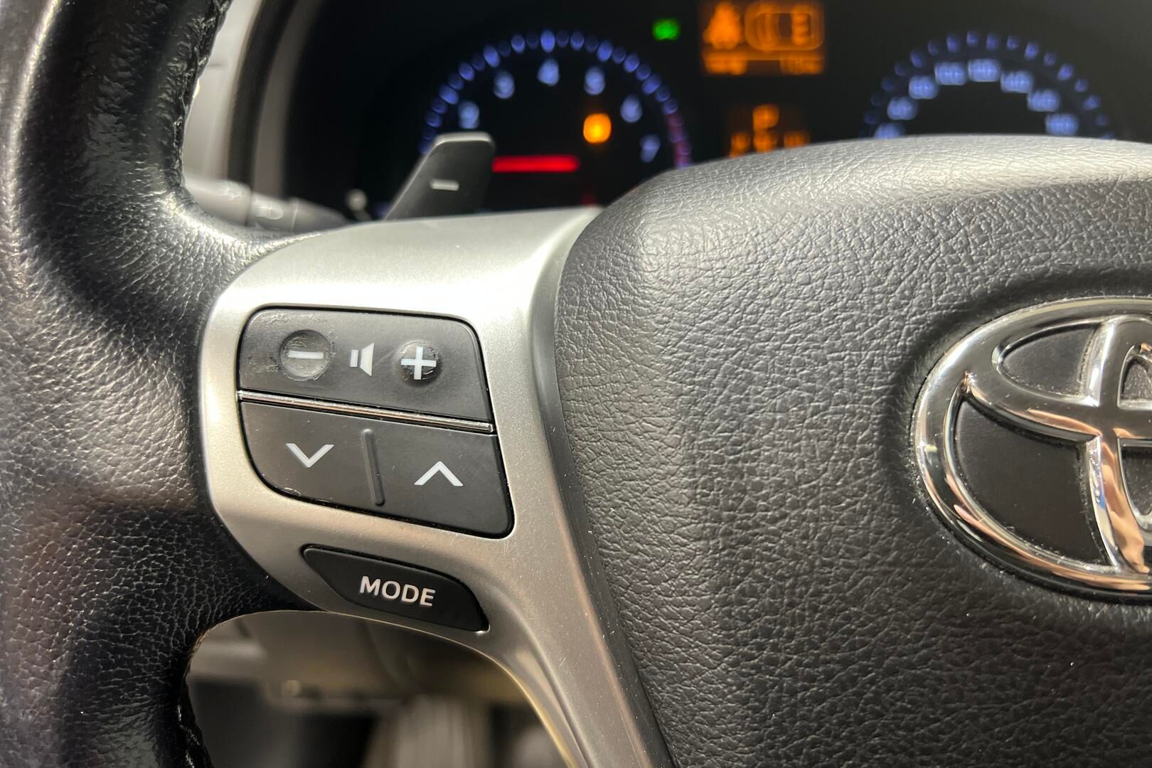 Toyota Avensis iso kuva 17