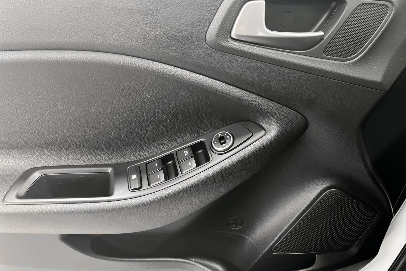 Hyundai i20 Hatchback iso kuva 15