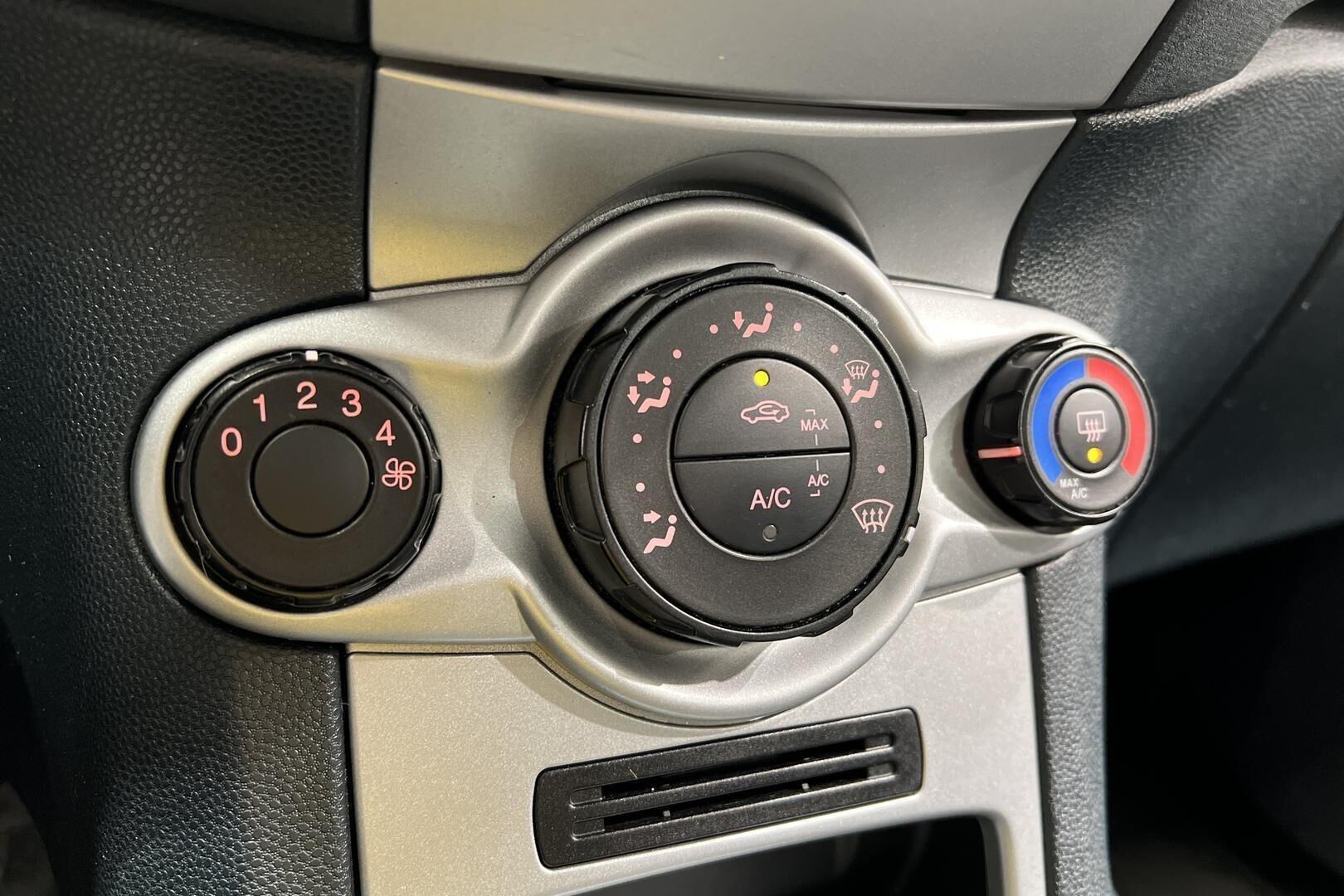 Ford Fiesta iso kuva 16