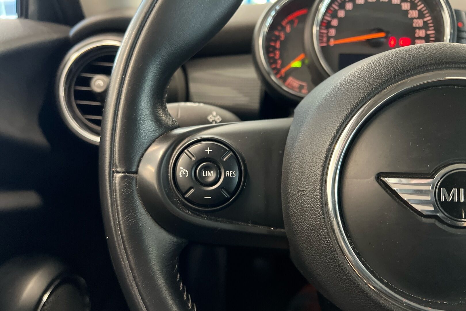 MINI Hatchback iso kuva 17
