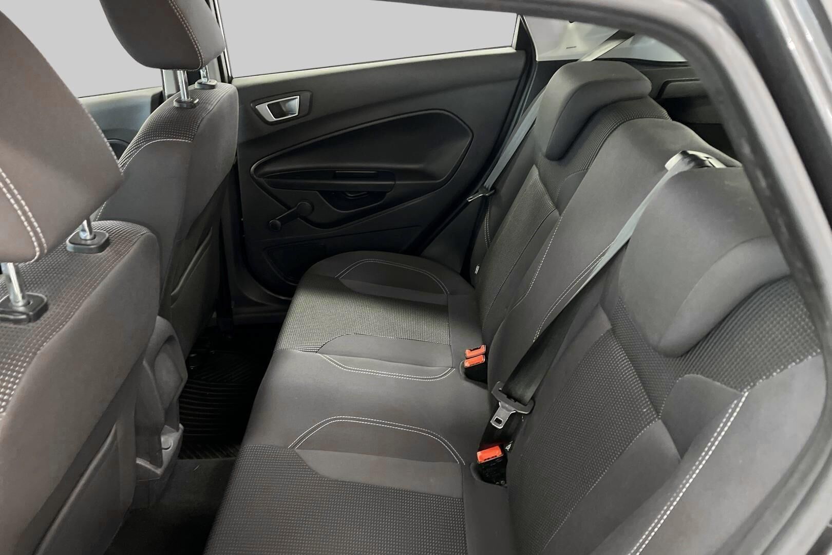 Ford Fiesta iso kuva 10