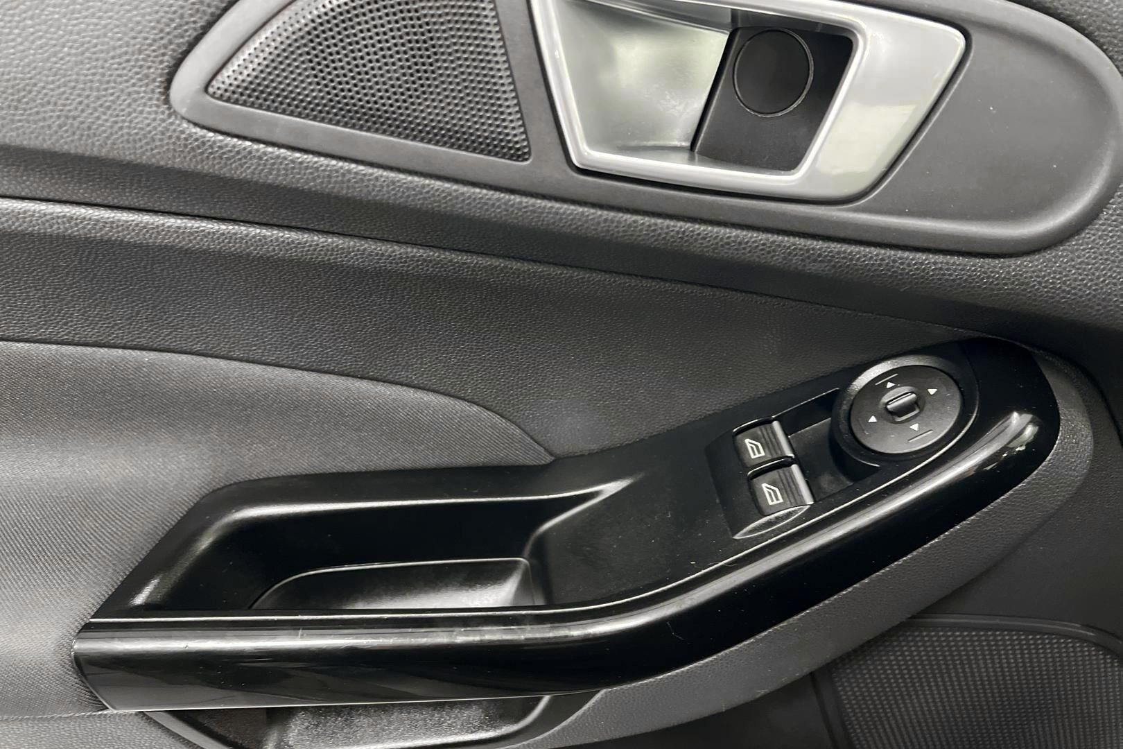 Ford Fiesta iso kuva 20