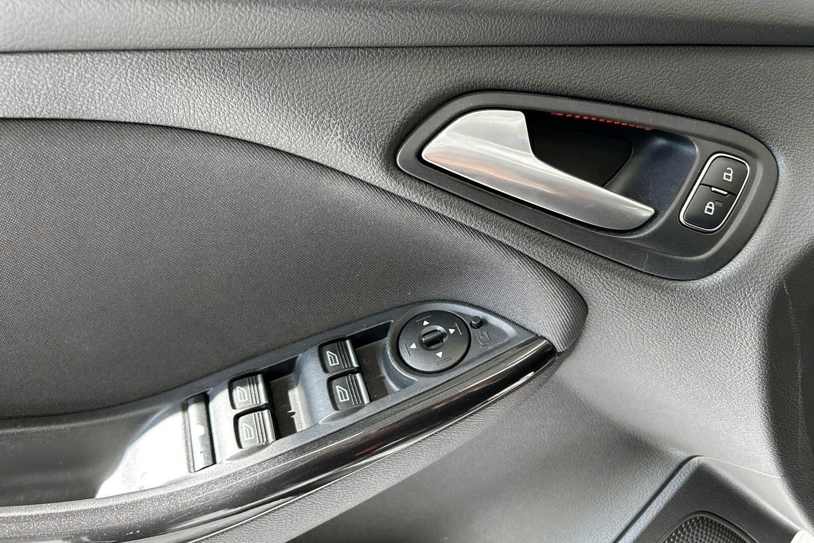 Ford Focus iso kuva 24