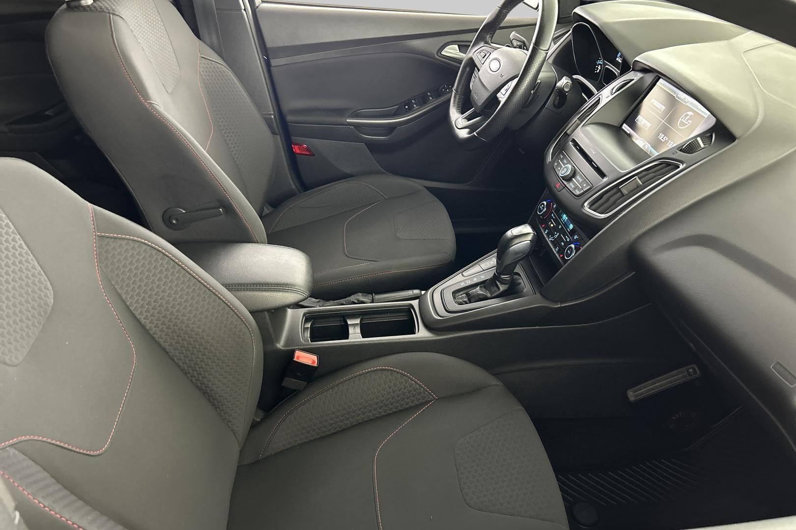 Ford Focus iso kuva 25