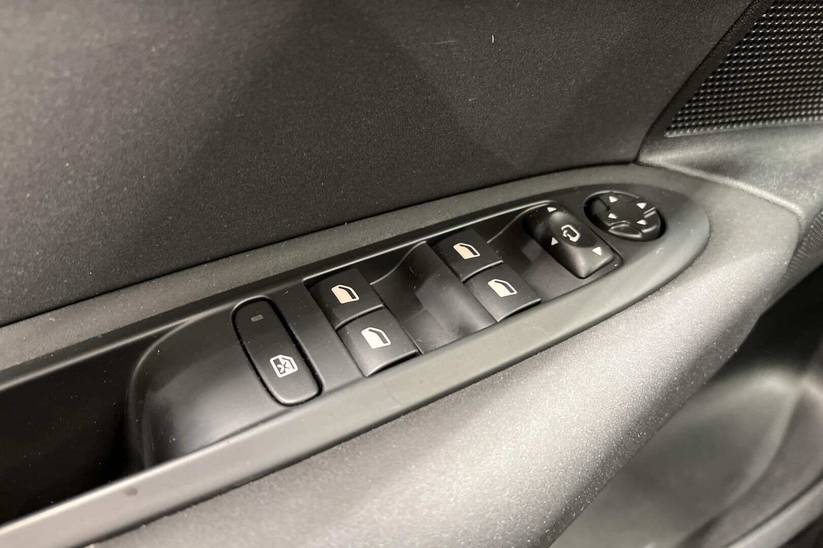 Citroen C4 iso kuva 25