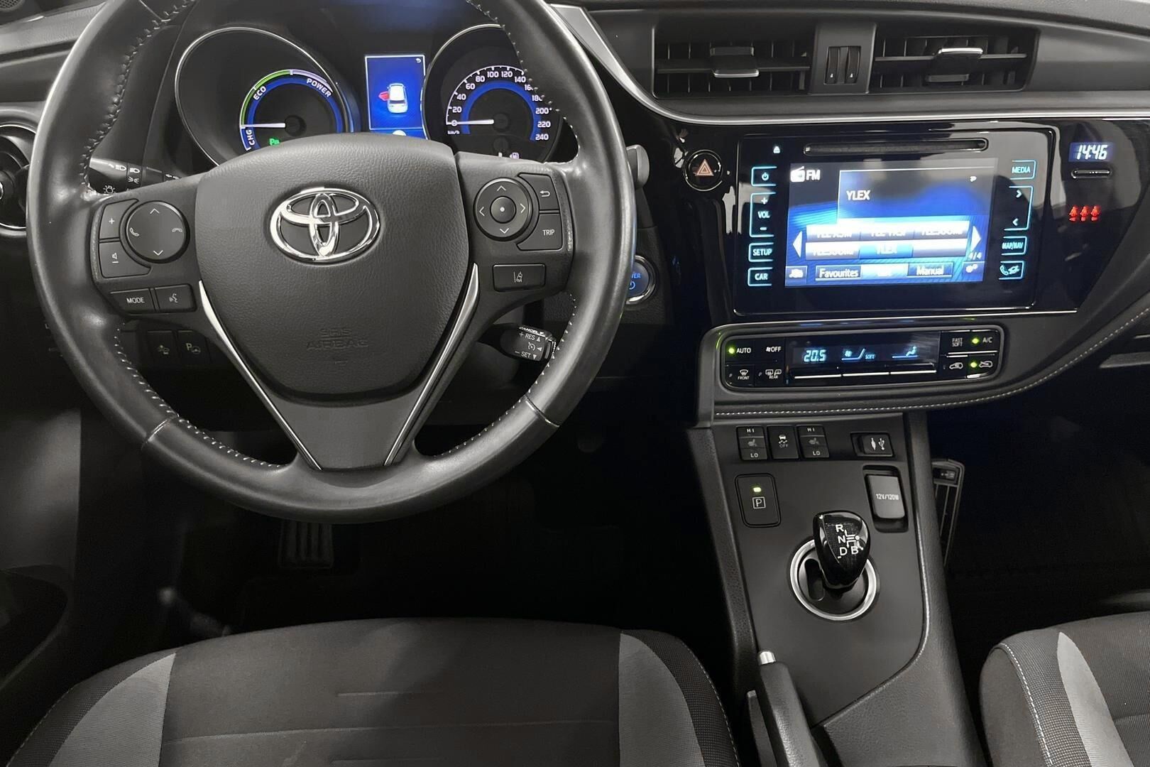Toyota Auris iso kuva 10