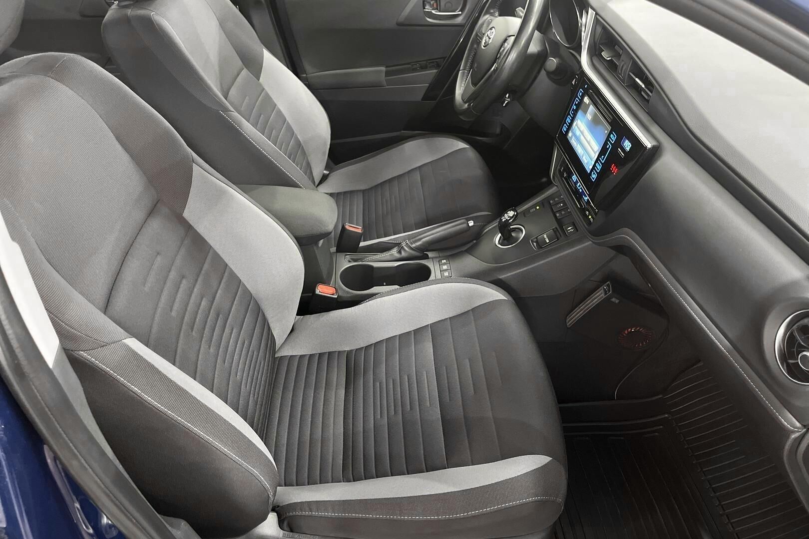 Toyota Auris iso kuva 15