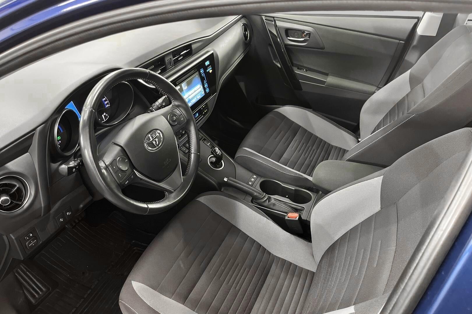 Toyota Auris iso kuva 8