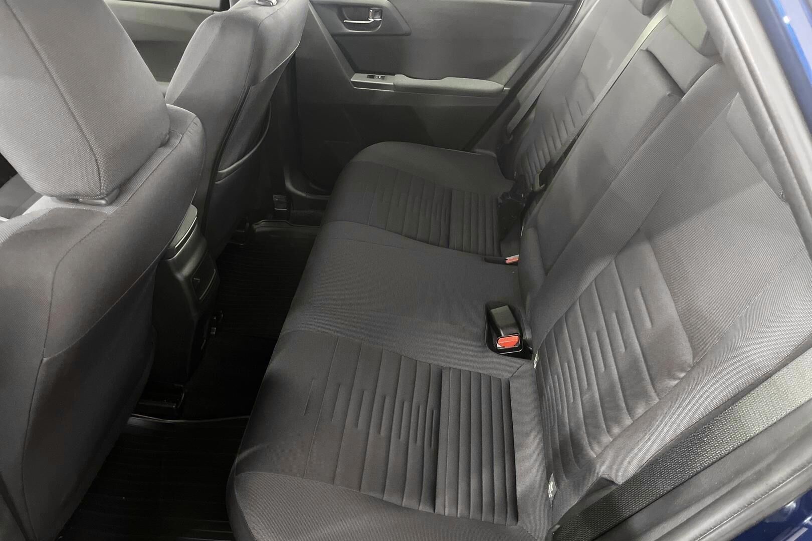 Toyota Auris iso kuva 9