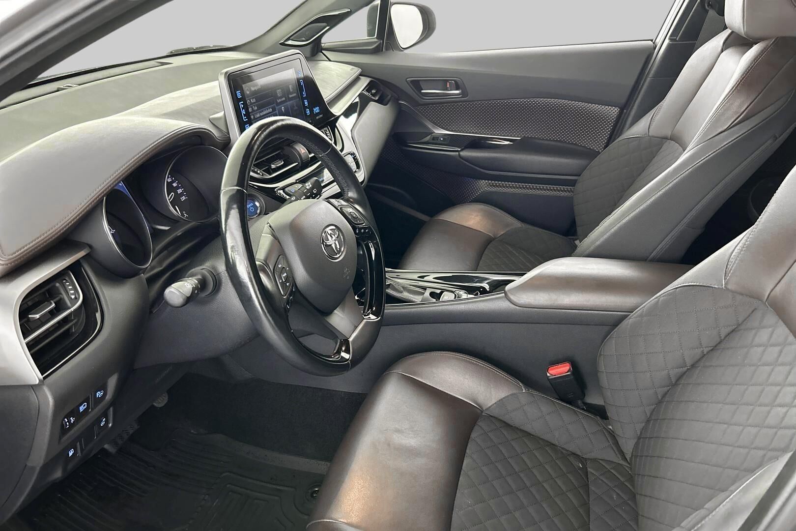 Toyota C-HR iso kuva 13