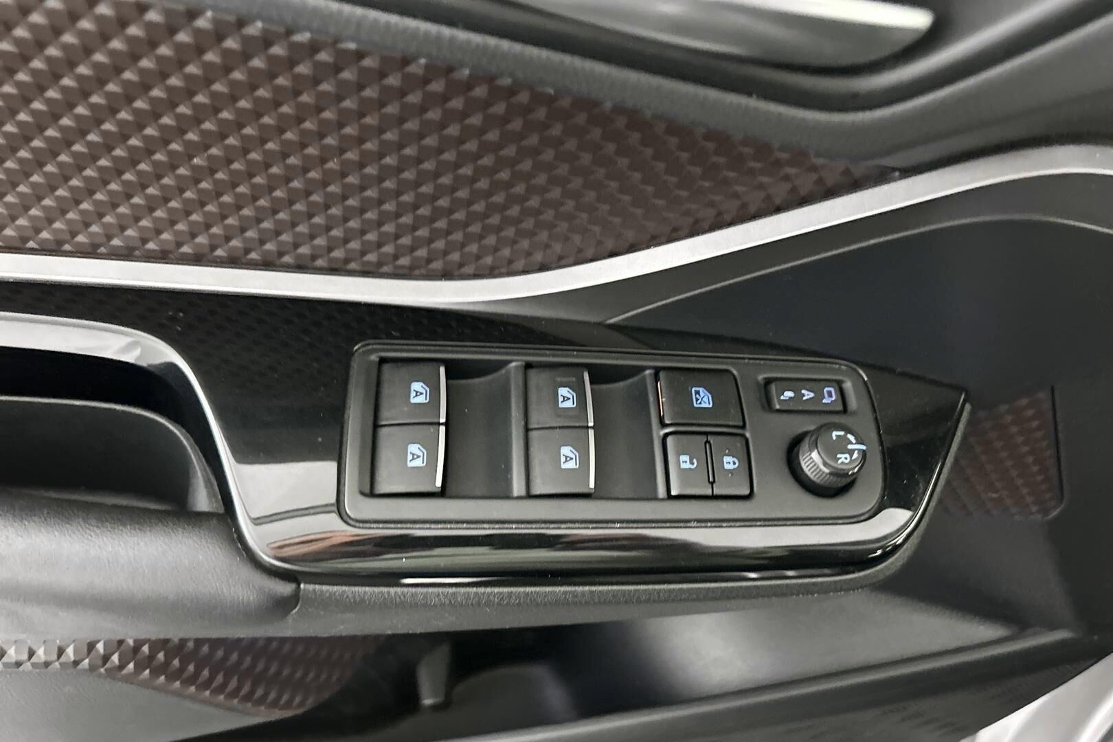 Toyota C-HR iso kuva 20