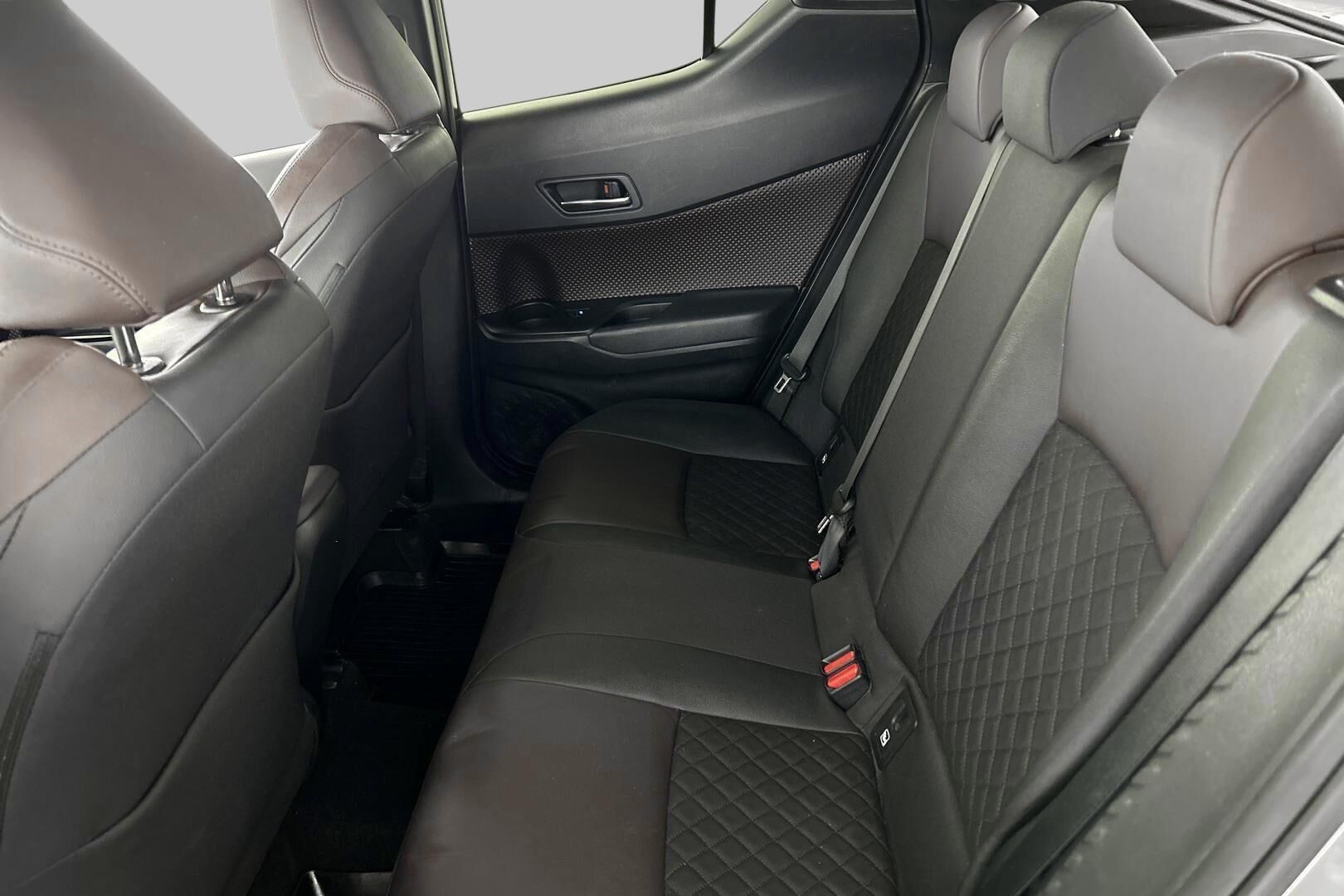 Toyota C-HR iso kuva 6