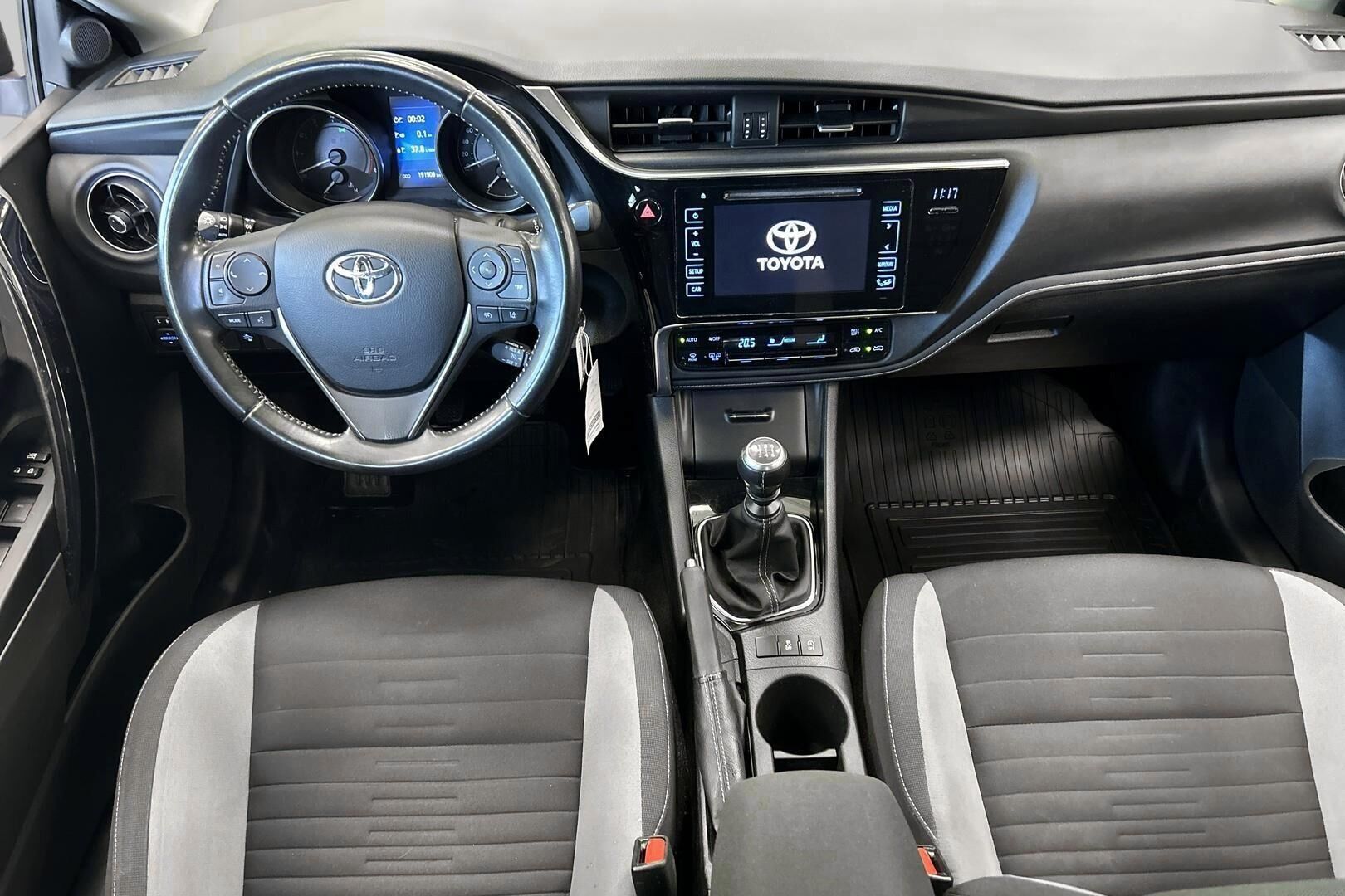 Toyota Auris iso kuva 10