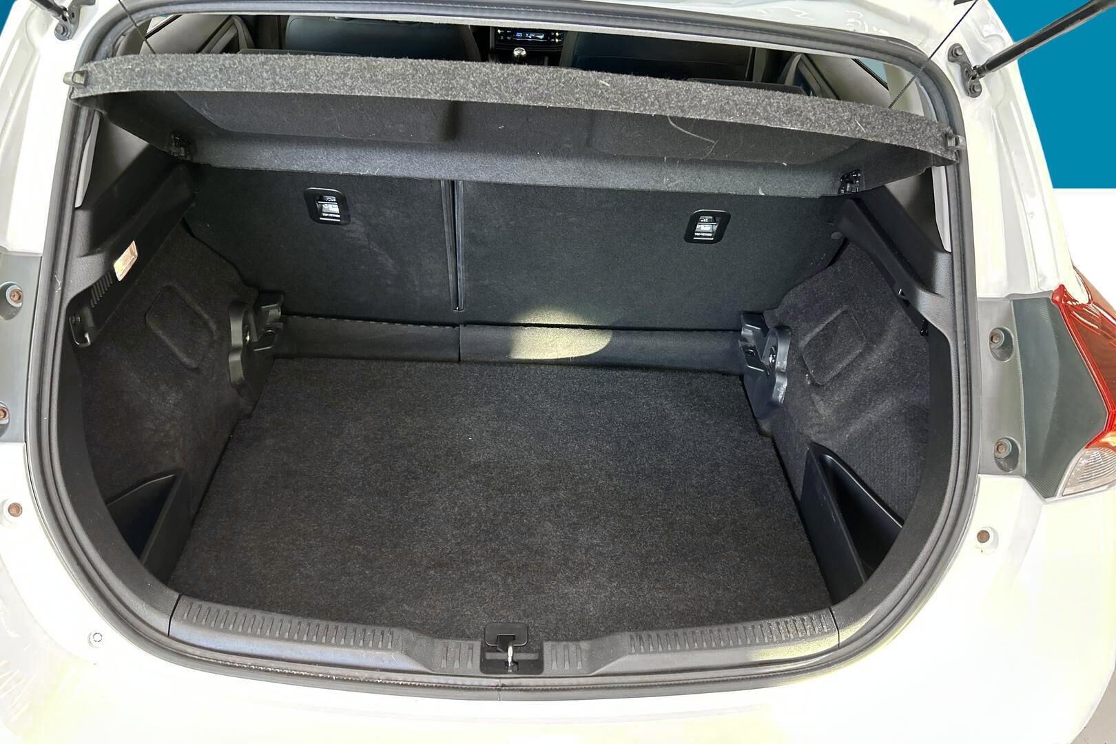 Toyota Auris iso kuva 11