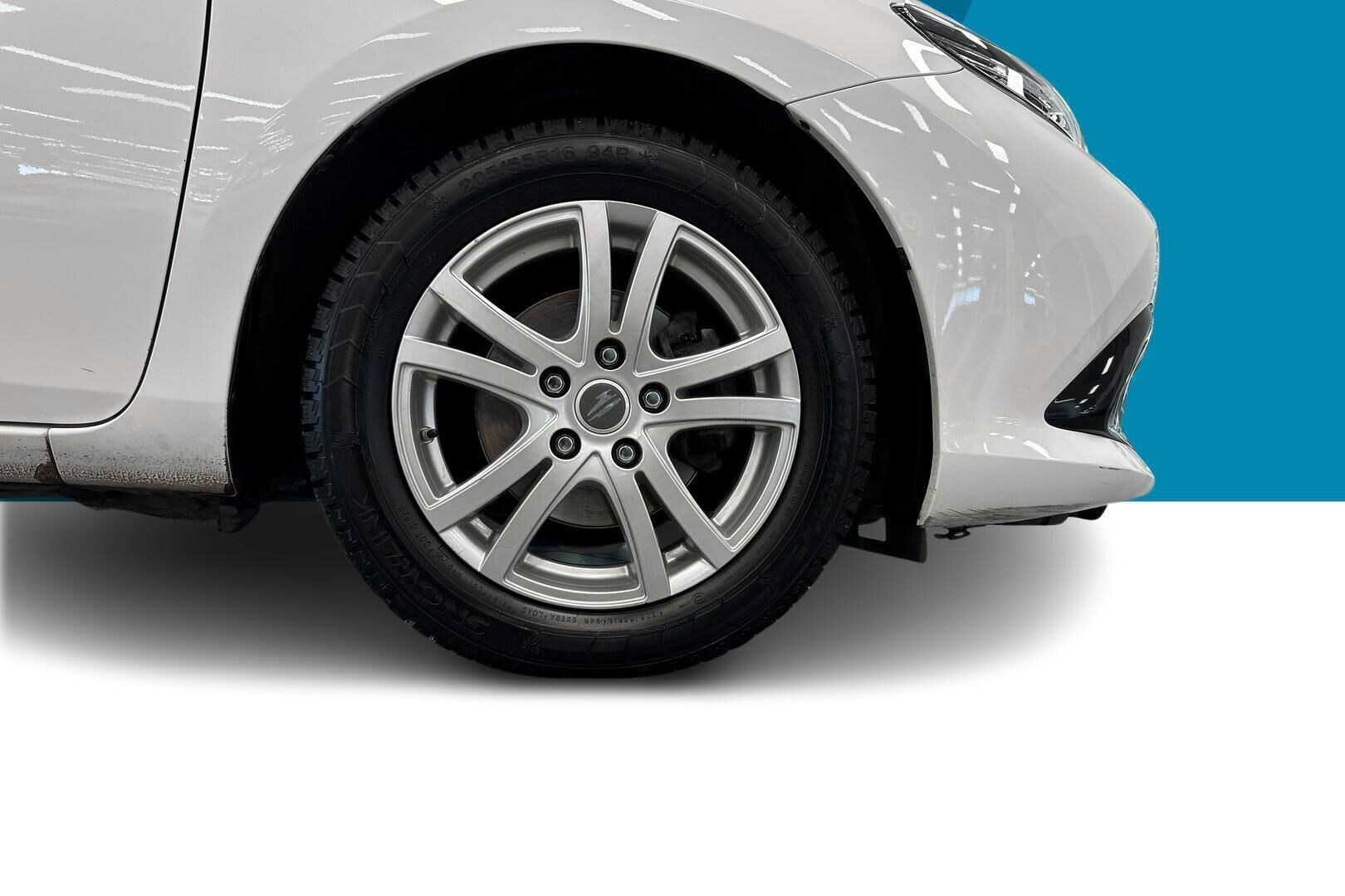 Toyota Auris iso kuva 12