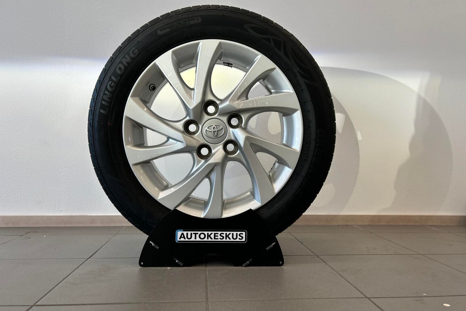 Toyota Auris iso kuva 27