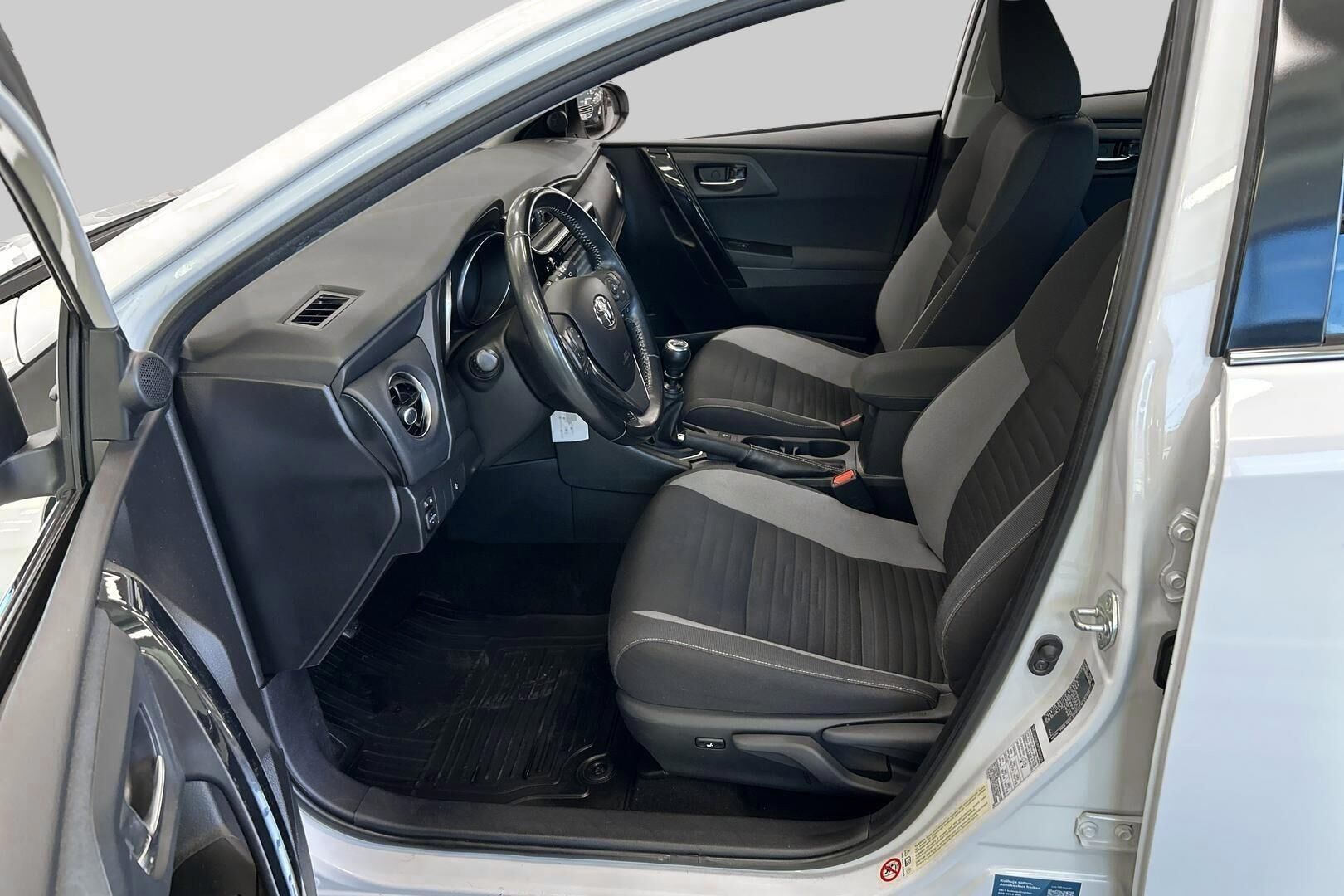 Toyota Auris iso kuva 8