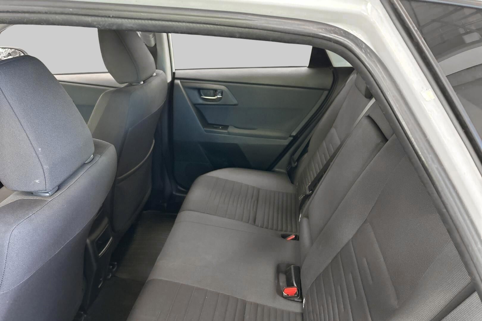 Toyota Auris iso kuva 9