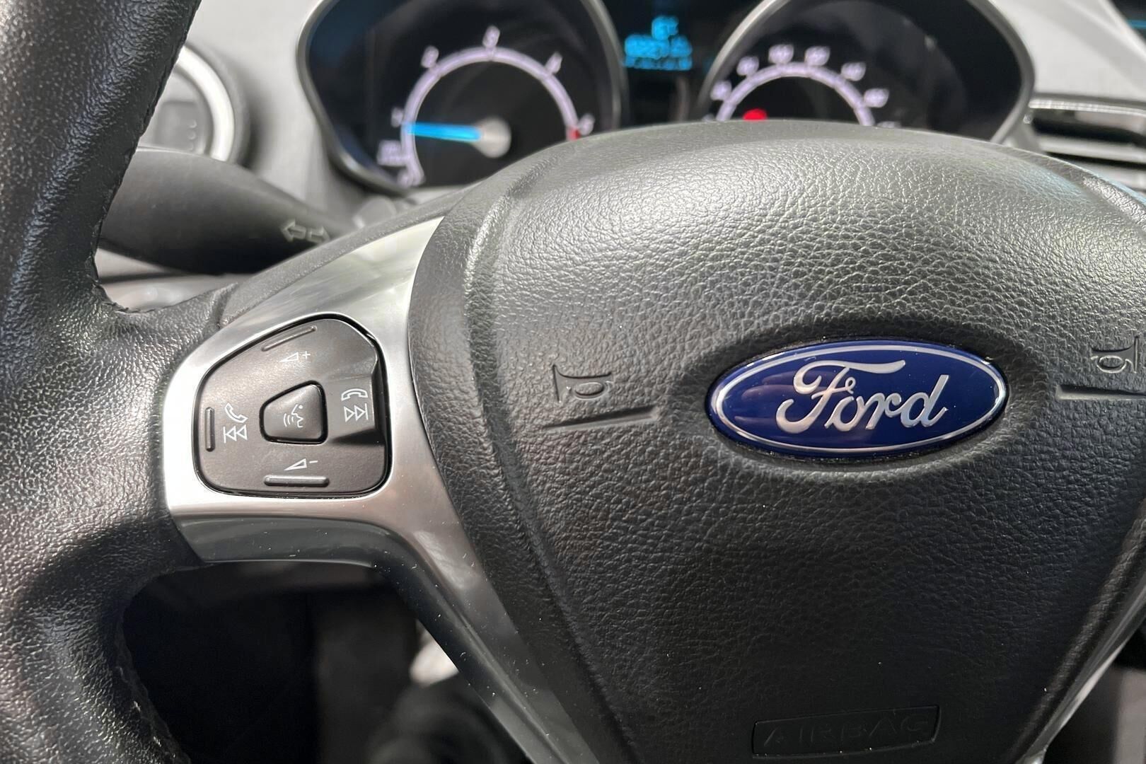 Ford Fiesta Van iso kuva 20