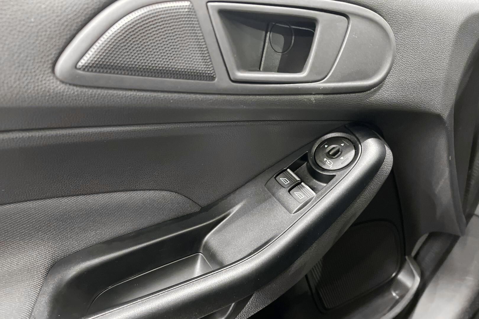 Ford Fiesta Van iso kuva 22