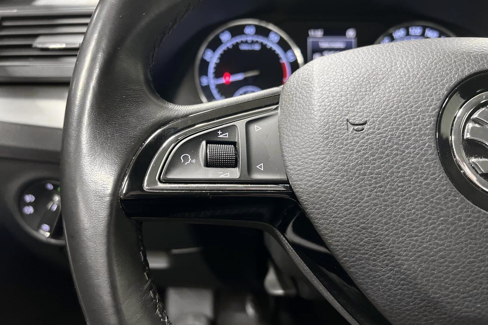 Skoda Superb iso kuva 20