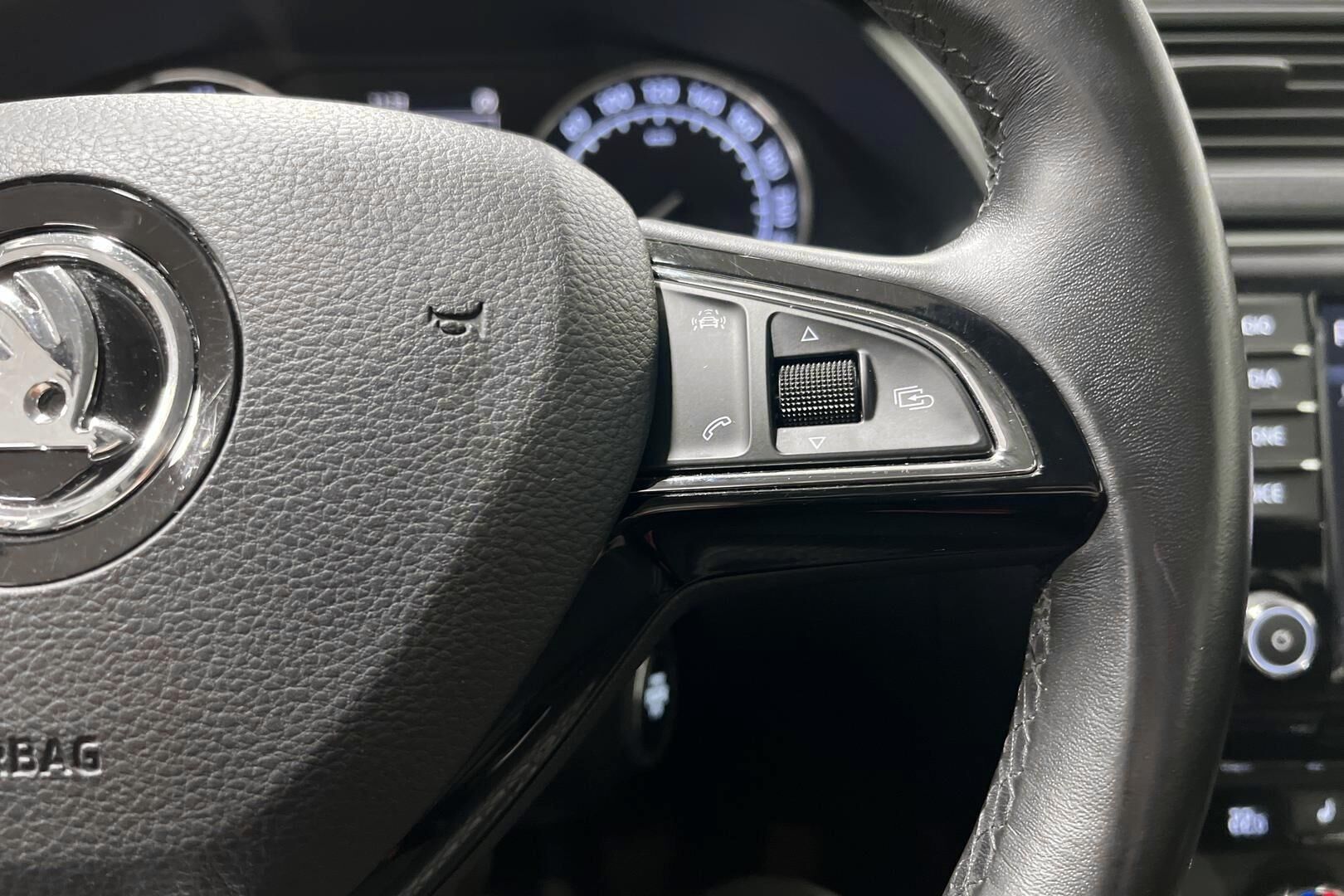 Skoda Superb iso kuva 13