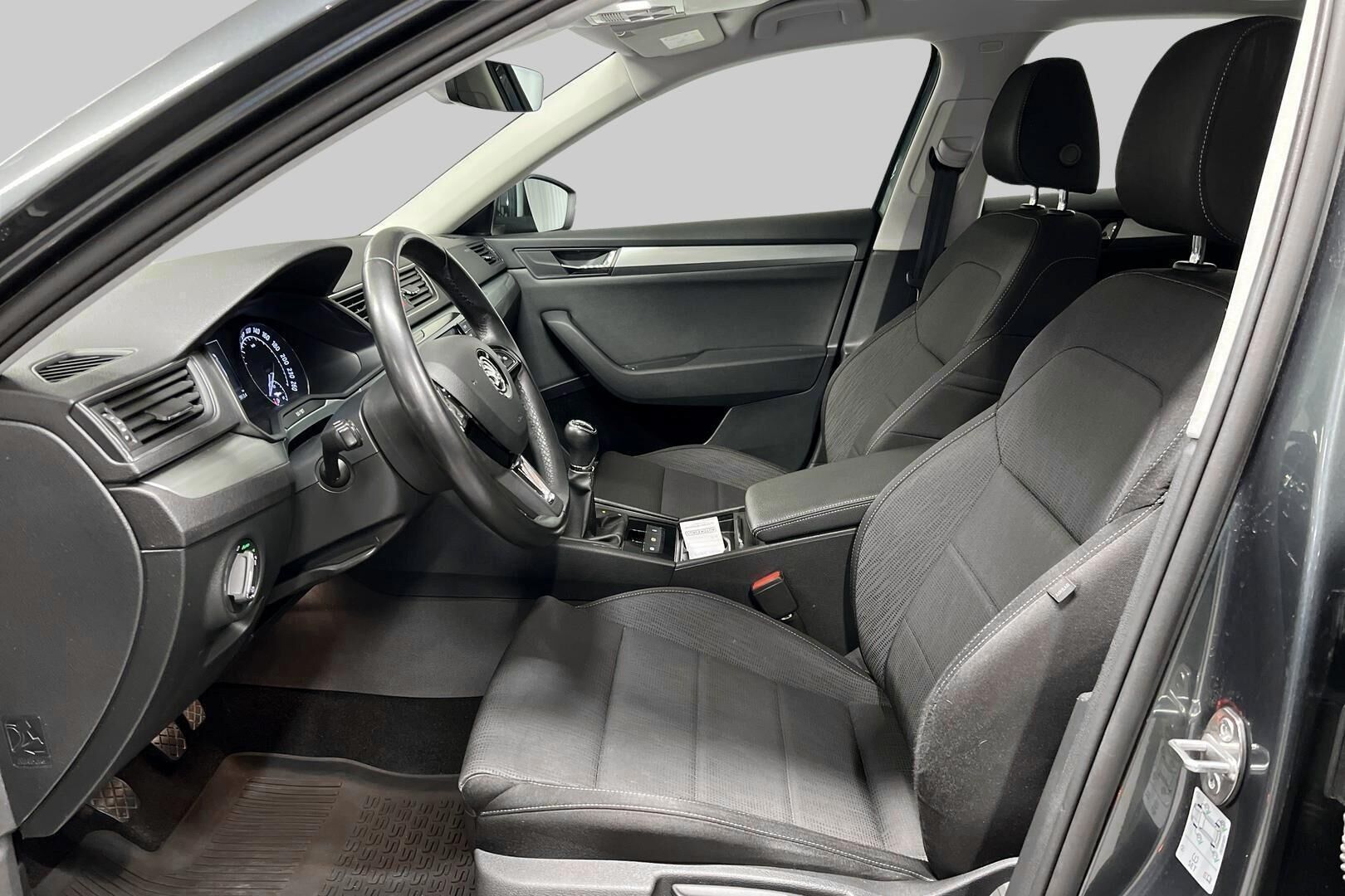 Skoda Superb iso kuva 6