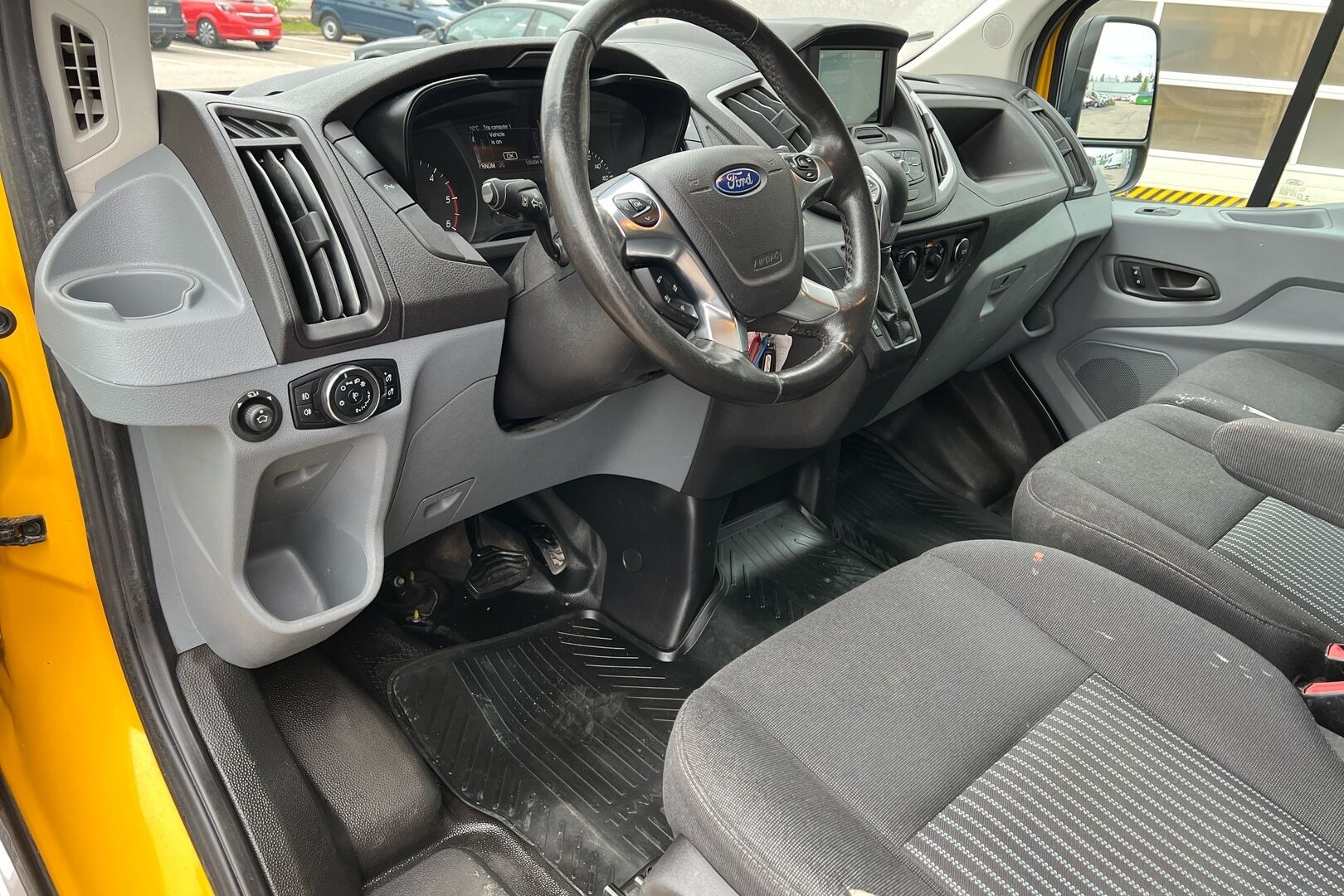 Ford Transit iso kuva 6