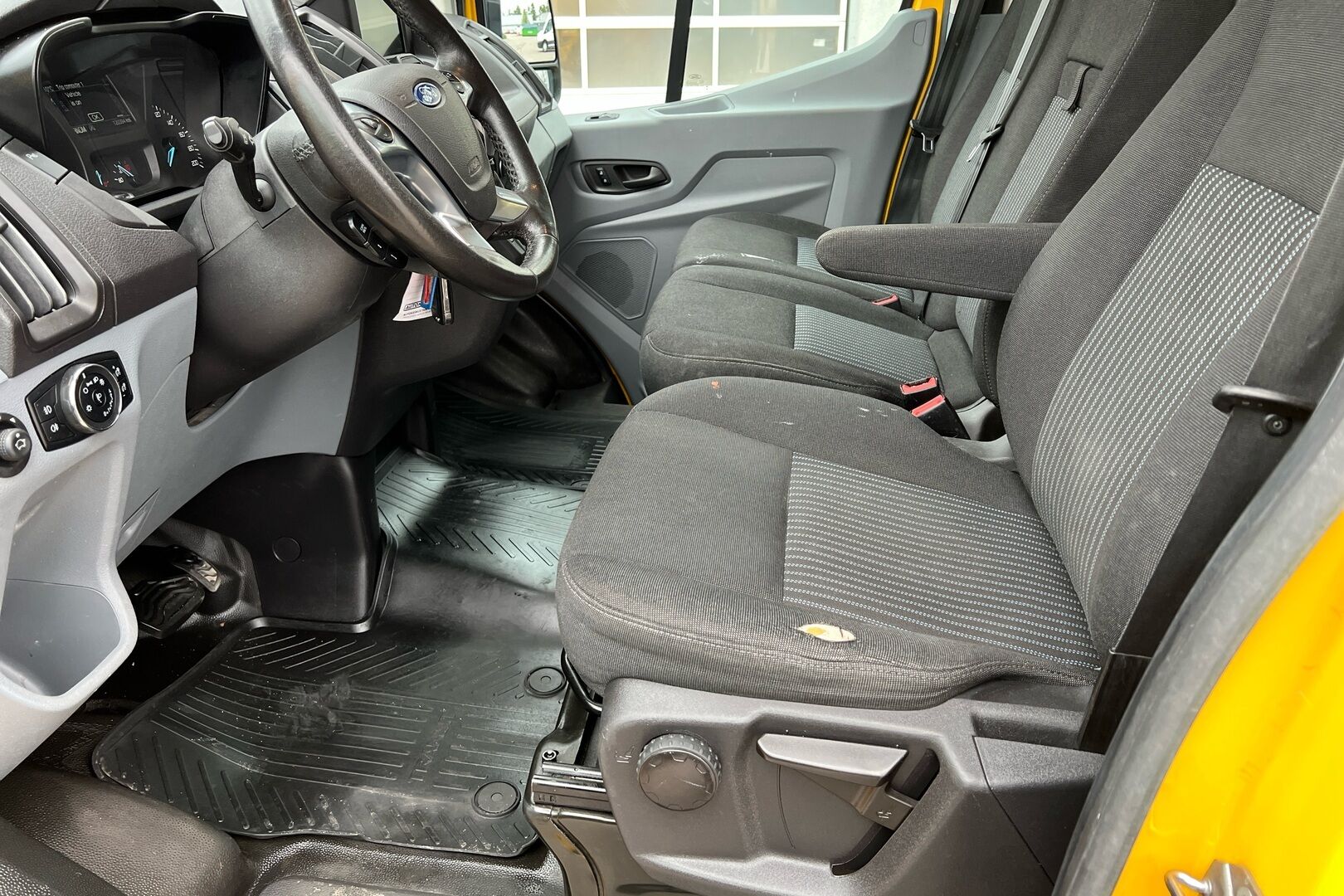 Ford Transit iso kuva 7