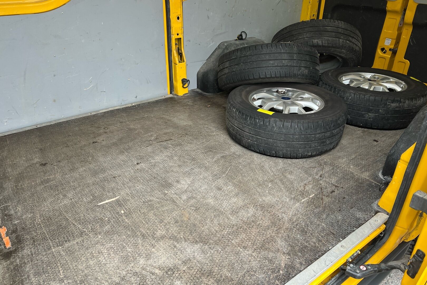 Ford Transit iso kuva 8