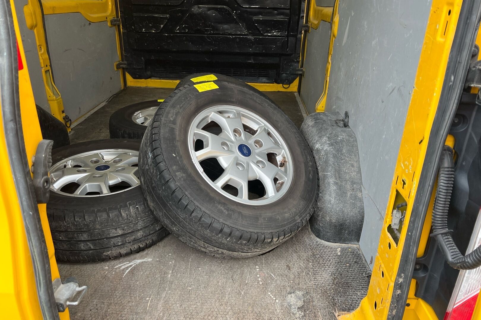 Ford Transit iso kuva 9